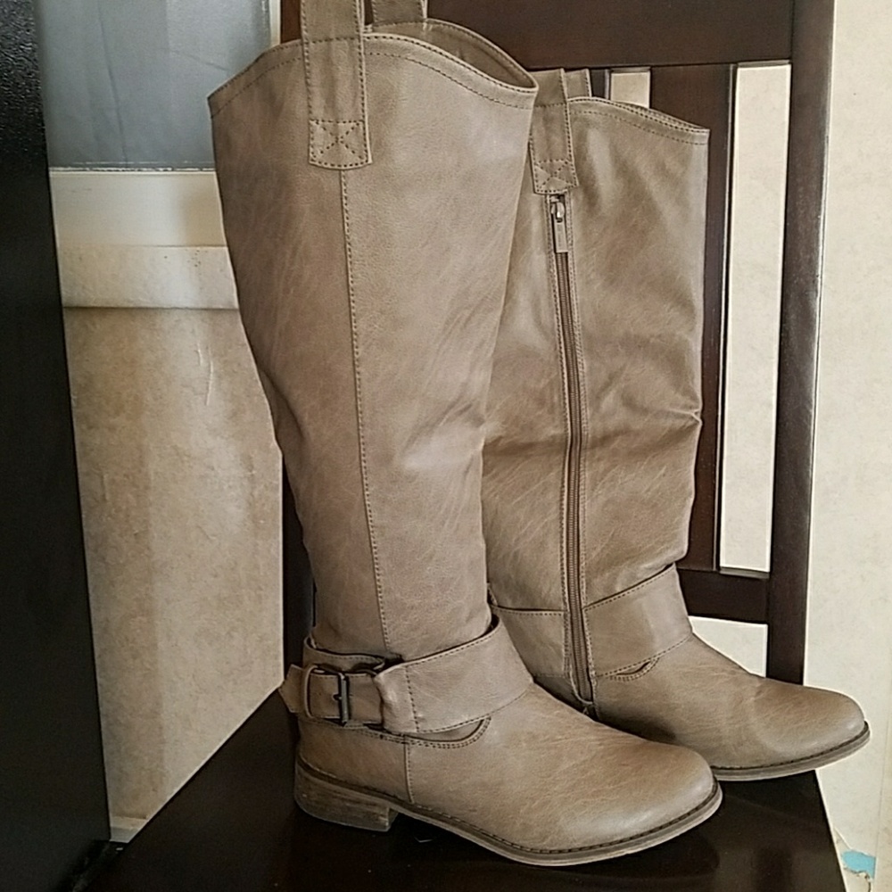Breckelle boots tan to beige in color.